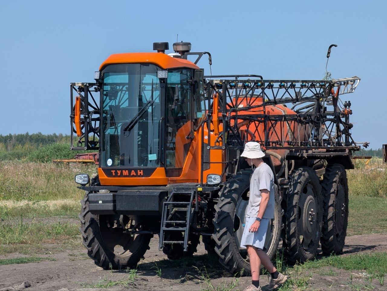 Опрыскиватель в поле